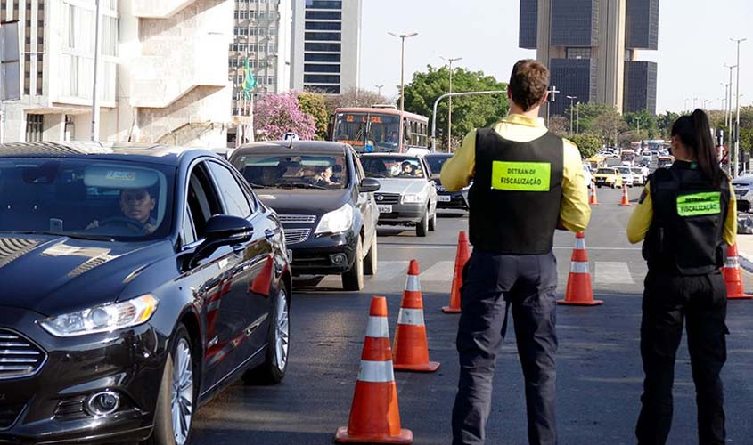 Sancionada lei que considera perigosa a atividade de agentes de trânsito