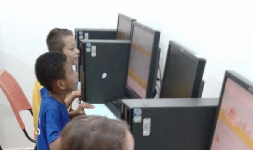 Alunos da Escola Municipal Flamboyant, em Porto Velho, recebem computadores doados pela Sefin