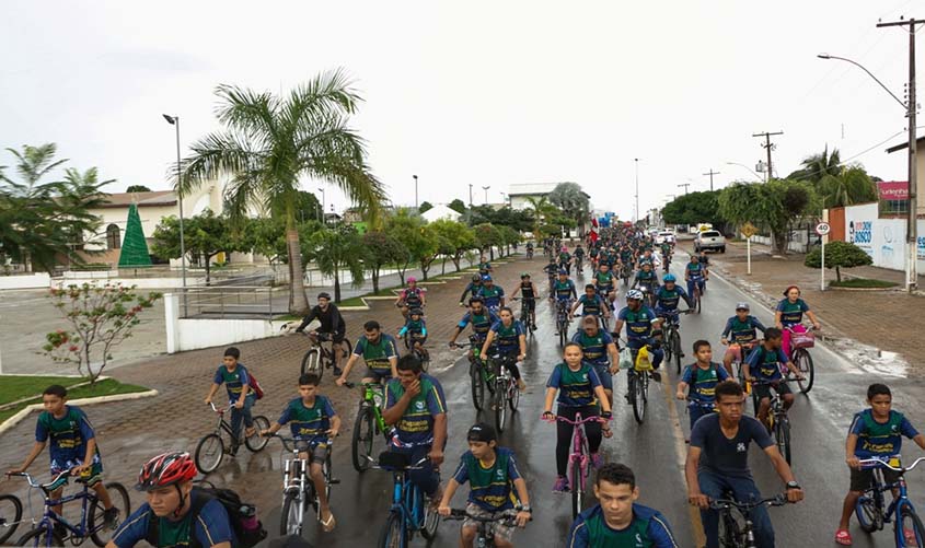 Mais de 600 pessoas comemoram aniversário do município pedalando
