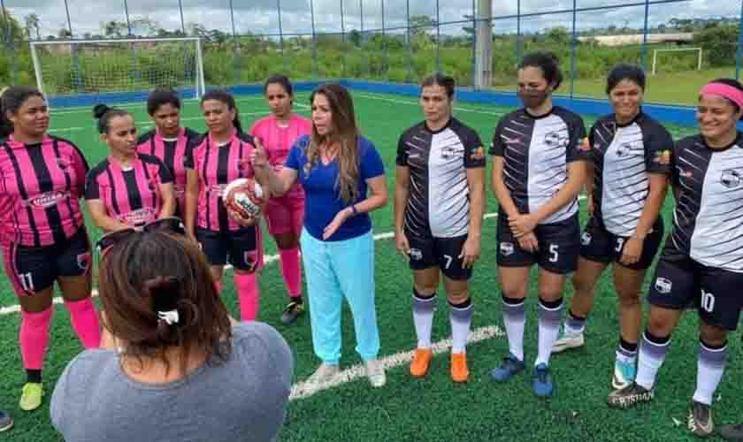 Prefeitura entrega campo sintético a desportistas de União Bandeirantes