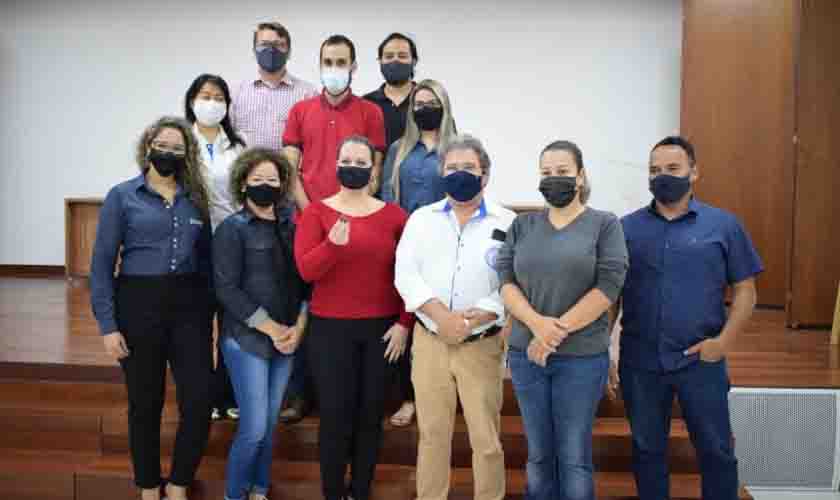 Prefeitura recebe da Faron e do Sicoob doação de projetos de prevenção e combate ao incêndio para escolas municipais