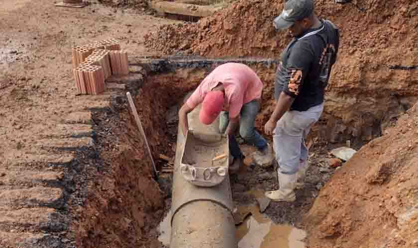 Equipes de obras trabalham na recuperação de drenagem do bairro Ulisses Guimarães