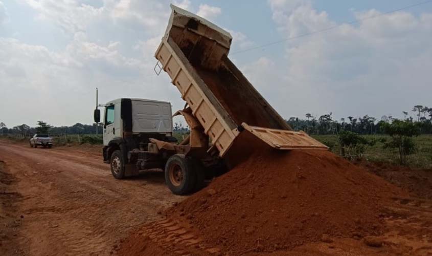 Prefeitura intensifica recuperação de estradas e ramais para escoamento da produção na Vila da Penha, em Abunã