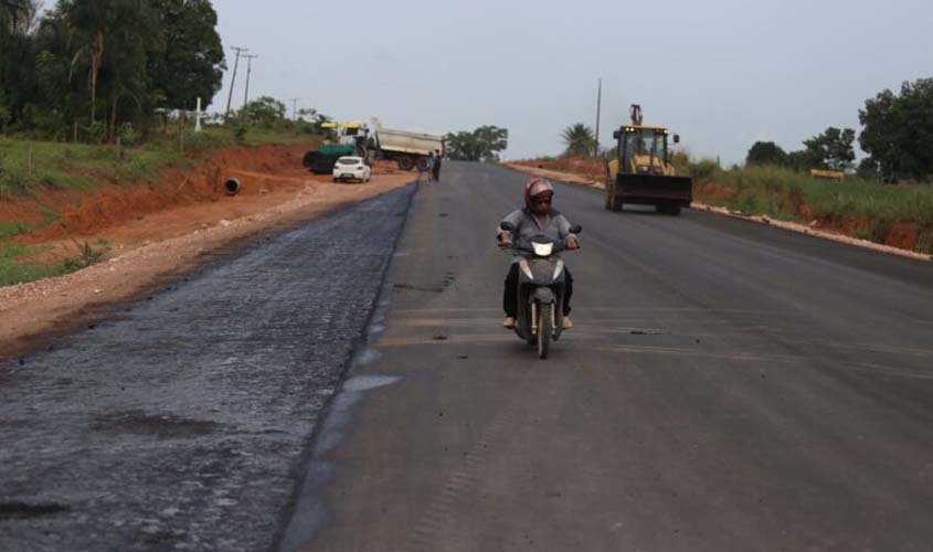 Obra de pavimentação asfáltica na RO-491 beneficia população da região da Zona da Mata