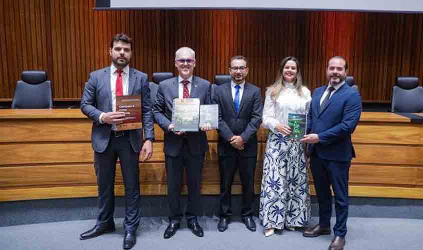 MPRO apresenta livro sobre atuação na defesa da Amazônia e manuais ambientais em evento no Rio Grande do Sul