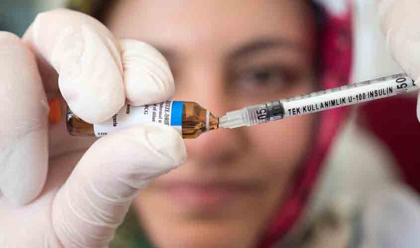 Vacina pública em políticos visa aumentar confiança da população, diz especialista