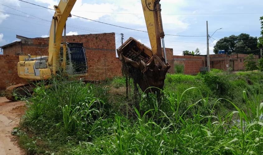 Equipes da Prefeitura seguem com limpeza nos canais da capital