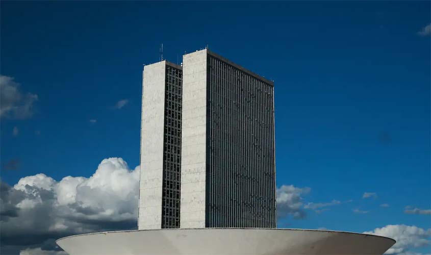 Câmara revoga passaporte de Eduardo Bolsonaro e Ramagem