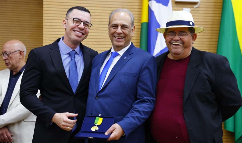 Presidente do TJRO recebe comenda da Fenacom