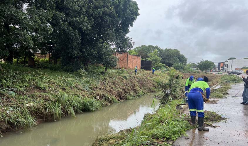 Prefeitura intensifica limpeza de canal na avenida Brasília