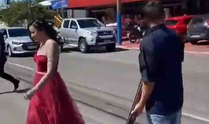 Homens param trânsito com armas na mão para que mulher atravesse a rua (vídeo)