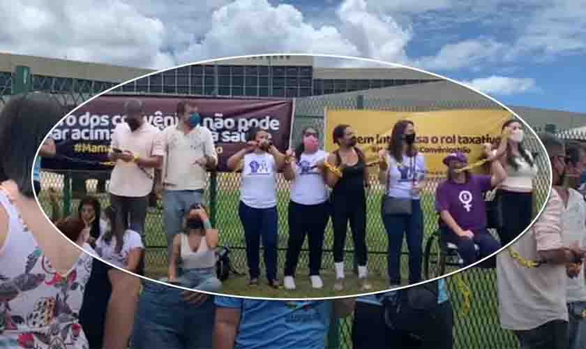 Manifestantes se acorrentam diante do STJ contra mudanças nas regras dos planos de saúde