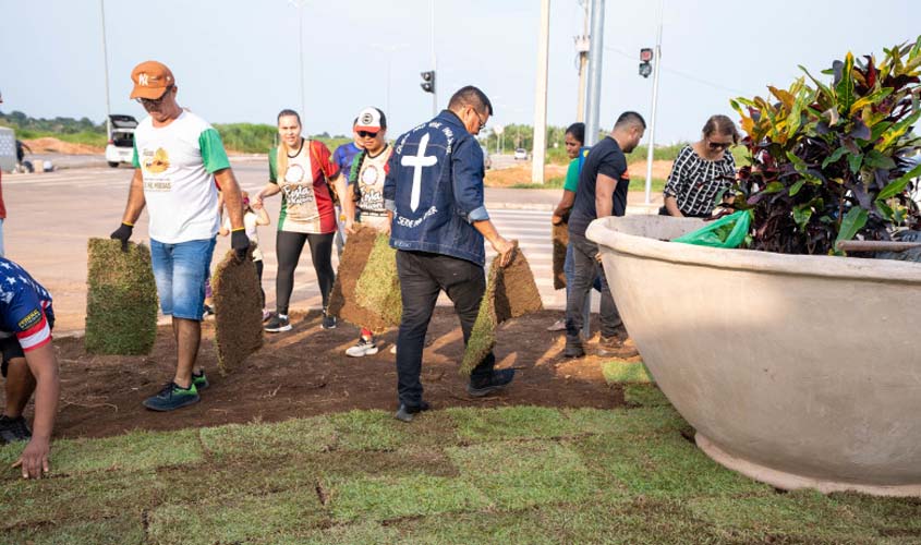Prefeitura e parceiros instalam vasos gigantes com plantas ornamentais e realizam plantio de grama no Espaço Alternativo