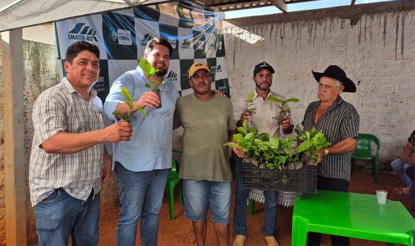 Jean Oliveira participa da entrega de mudas de café em RO