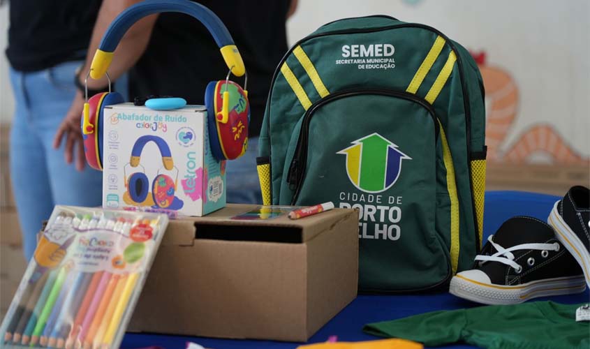 Kits inclusivos são entregues a alunos da rede municipal