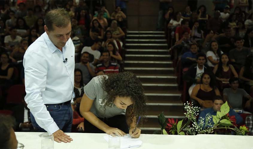 Prefeito e estudantes participam da assinatura do termo de concessão de bolsa de estudos