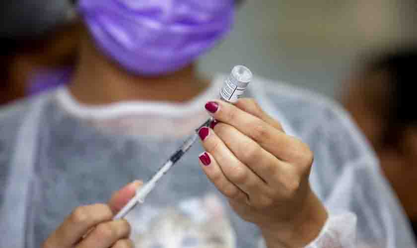 Pessoas imunossuprimidas já tomam a 4ª dose da vacina contra a covid-19 em Rondônia
