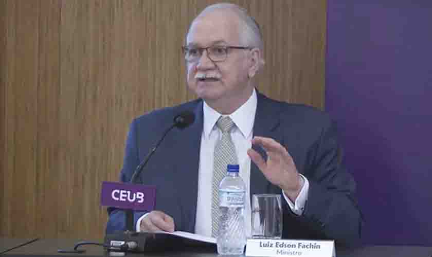 'Quem não vota abdica do direito de decidir', diz presidente do TSE