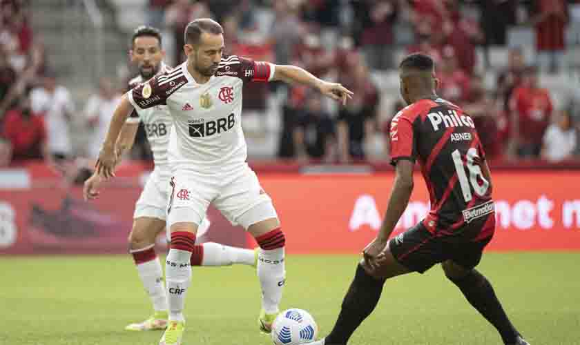 Athletico-PR quer sair da lanterna e Flamengo mira ponta do Brasileiro