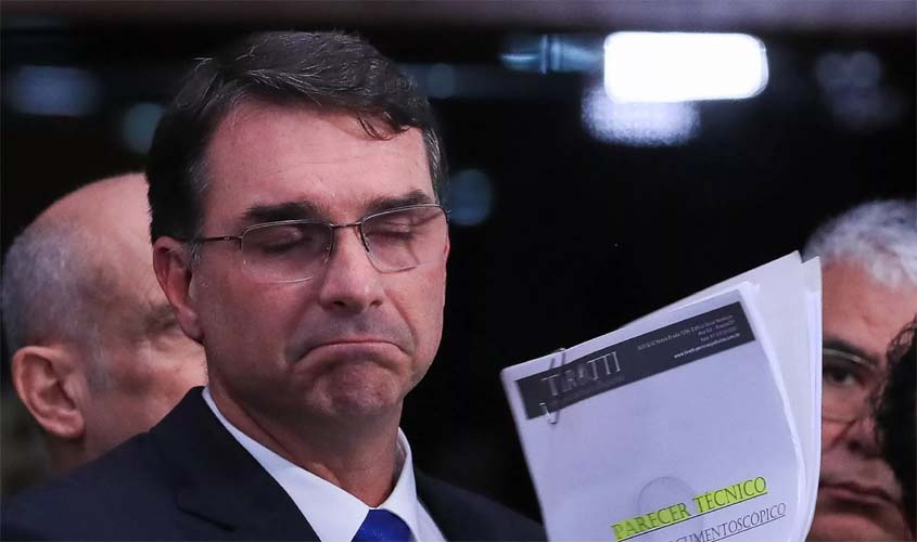 O alerta do maquiador: Flávio Bolsonaro está nu