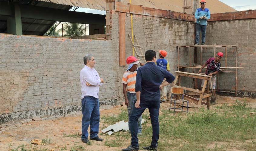 Deputado Aélcio da TV visita obras nas ecolas