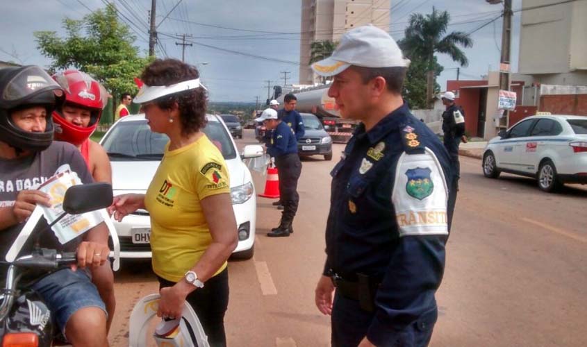 Detran Rondônia orienta motociclistas nas ruas e em empresas por um trânsito menos violento