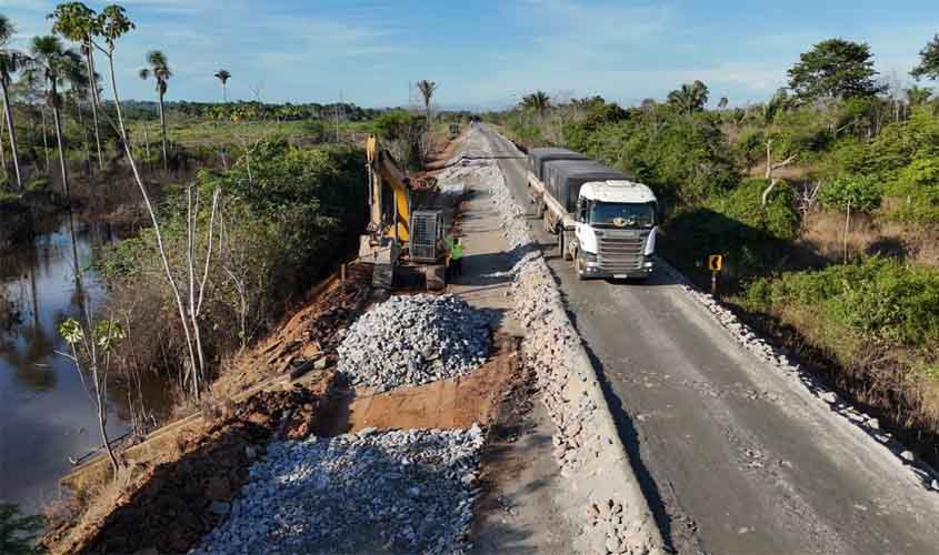 Dra. Taíssa acompanha obras de elevação da BR-425 após alagamentos