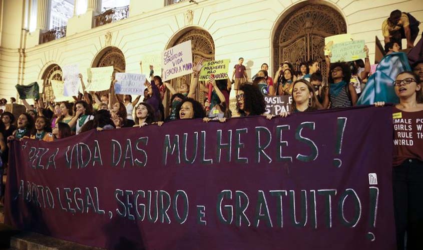 Manifestantes fazem passeata no Rio pela legalização do aborto