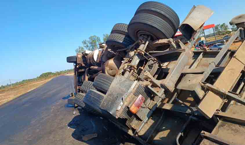 Caminhão com Carga de Refrigerantes Tomba na BR-364 em Itapuã D’Oeste e População Saqueia Carga