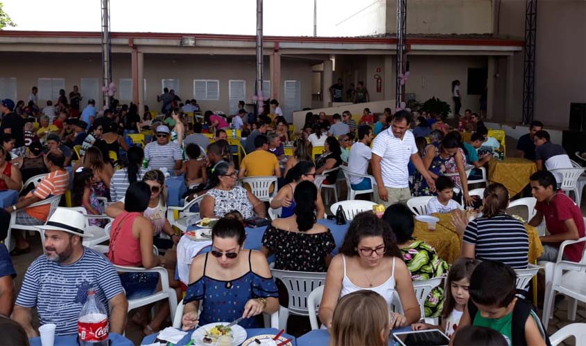 Paróquia encerra com churrasco semana da família