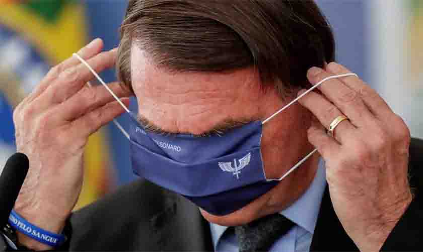 Bolsonaro avisa que pode liberar uso de máscara contra Covid a partir desta segunda e volta a atacar a Coronavac