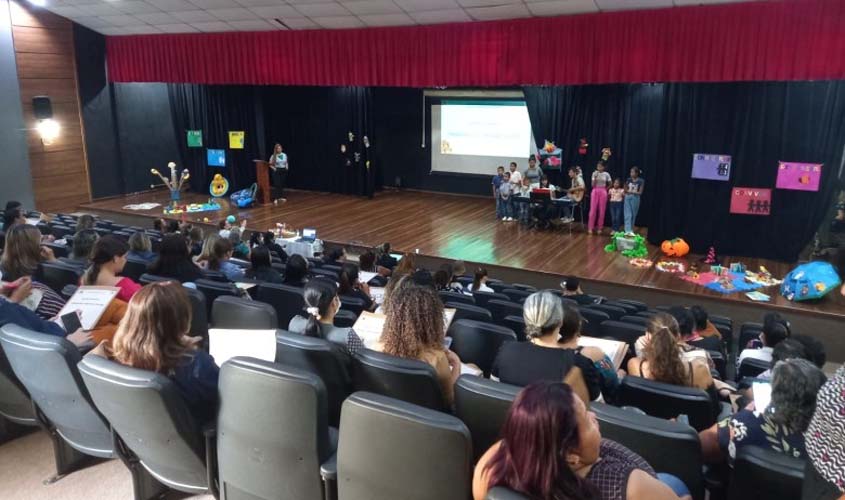 Professores da educação infantil recebem formação em encontro promovido pela Prefeitura