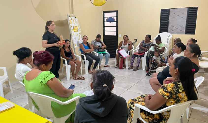Famílias participam de encontro abordando a importância da saúde mental