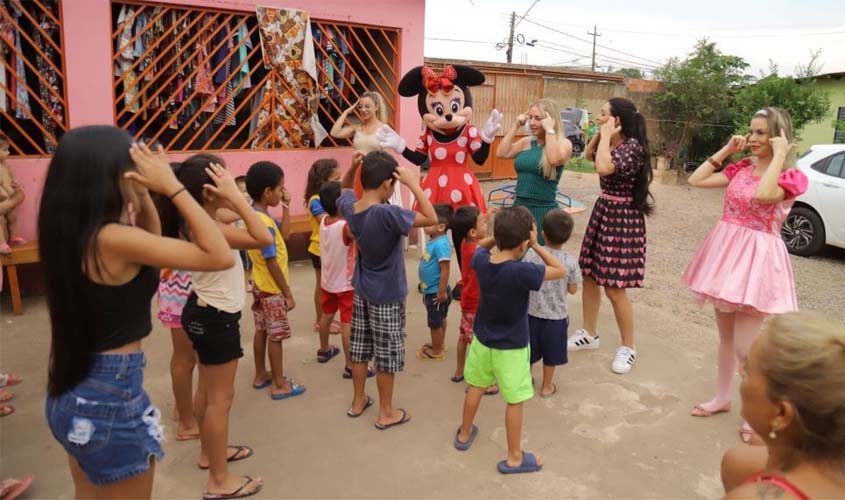 Ieda Chaves leva momento de alegria para crianças em abrigo de Porto Velho