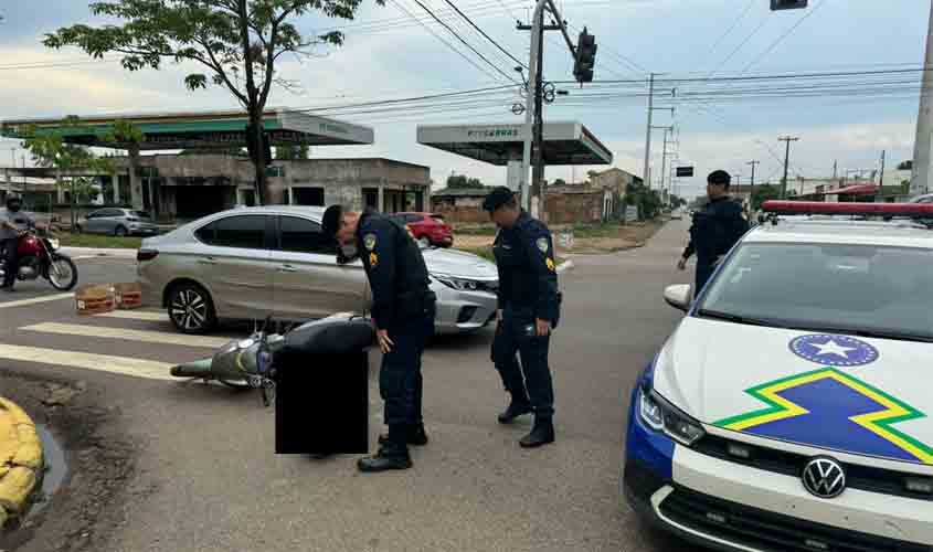 Motociclista de aplicativo e passageira ficam feridos após acidente com carro em Porto Velho