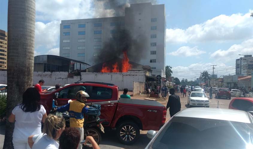 Idoso morre carbonizado durante incêndio em residência no centro de Porto Velho