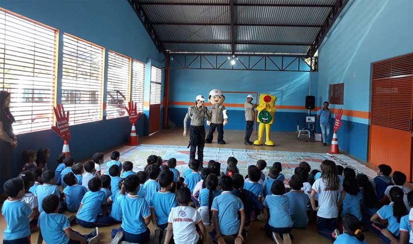 Mais uma escola infantil é atendida pela Semtran com palestras educativas