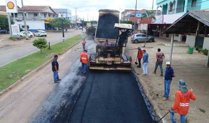 Equipes do DER executam serviços de recapeamento asfáltico no trecho urbano da RO-470 