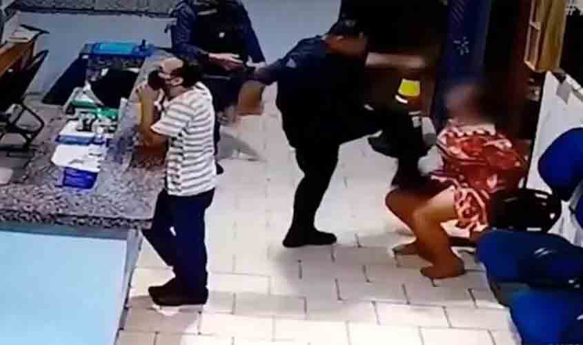 PM espanca mulher algemada que foi presa ao comprar comida para filha autista (VÍDEO)