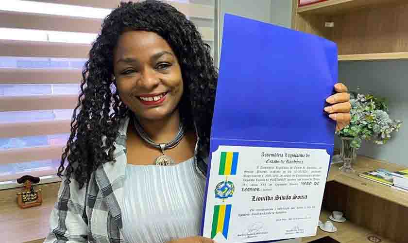 Presidenta do Sintero recebe voto de louvor em reconhecimento e valorização pela defesa e luta racial no Estado de Rondônia