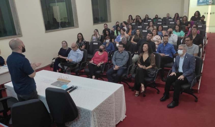 Professores da rede municipal participam de acolhida da nova turma de mestrado acadêmico