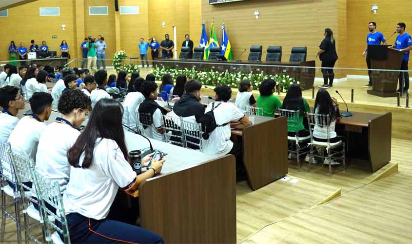 Alunos da rede pública participam de visita assistida na Assembleia