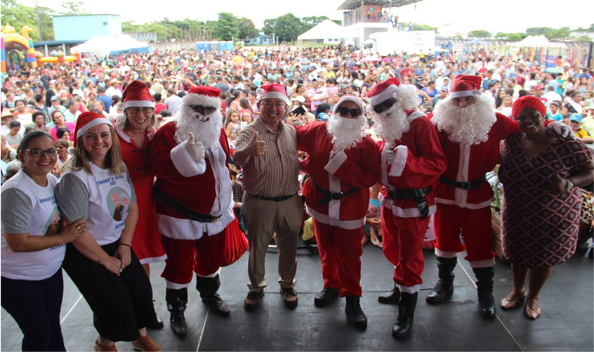 Com papais noéis radicais, evento beneficente da Prefeitura reúne milhares no estádio municipal