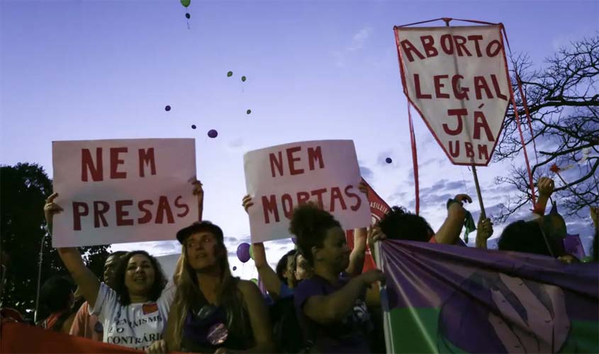 Lei obriga mulher a ver imagem de feto antes de aborto legal em Maceió