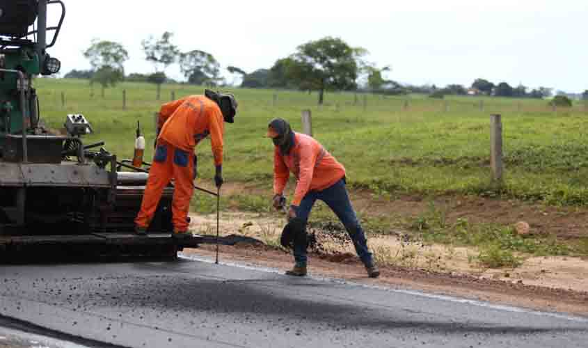 Obras de capa asfáltica estão em andamento na RO-473