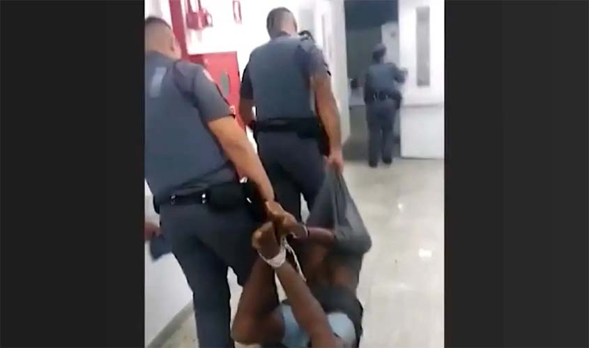 Rapaz amarrado com cordas por policiais pede indenização por tortura