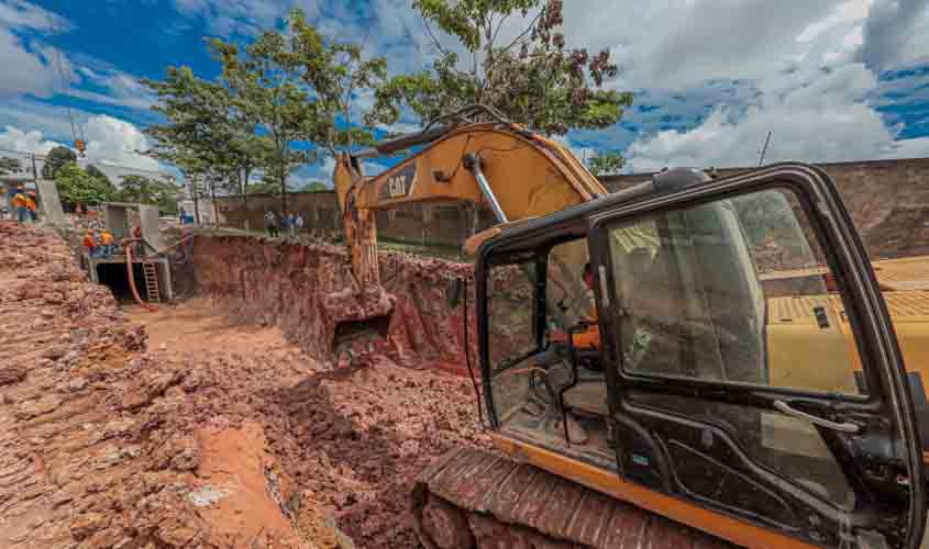 Prefeito acompanha obras no bairro Lagoa em Porto Velho