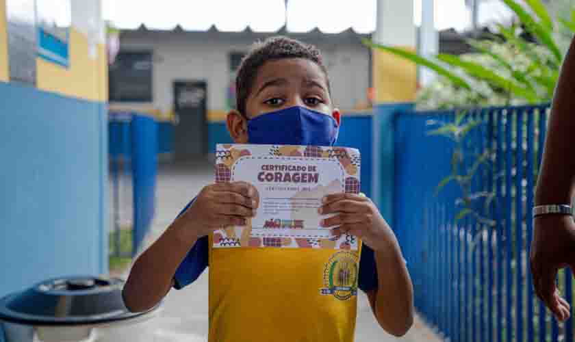 Crianças e adultos são vacinados contra a covid-19 nas escolas municipais em Porto Velho