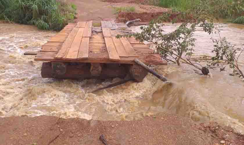 DER trabalha para desinterditar rodovias estaduais, após fortes chuvas causarem estragos em pontes