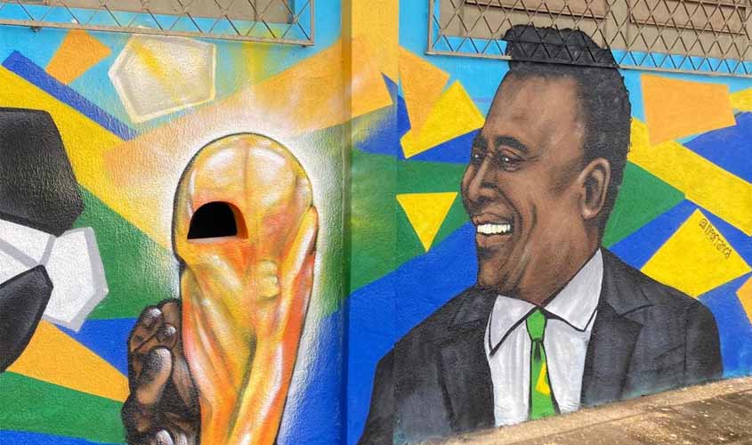 Artistas grafiteiros embelezam o muro do Estádio Aluízio Ferreira